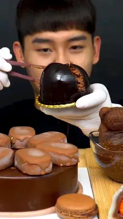 CHOCOLATE LOVERS This is oddly satisfying #asmr #chocolate #cake #satisfyingsounds