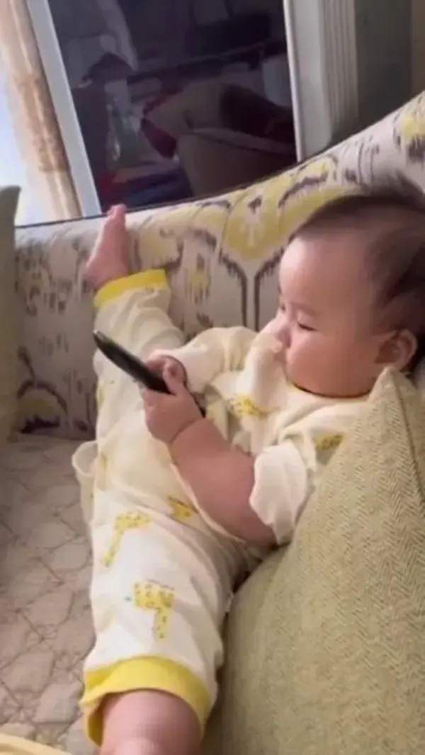 Baby using phone 📲