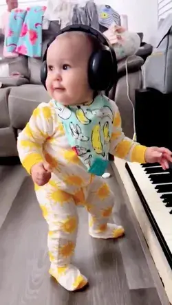 BABY FUNNY PIANO PLAYER