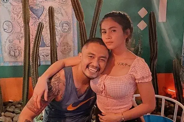 Vulgar, Ini 8 Momen Intim Uus dan Istri yang Curi Perhatian