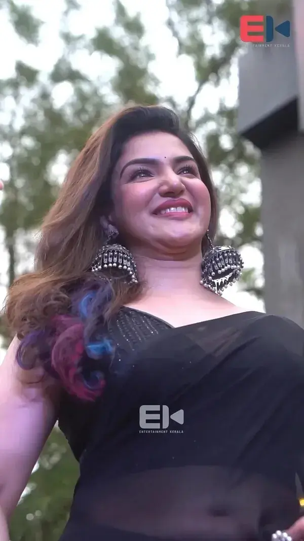 Honey rose in black