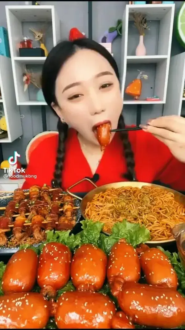 Large Mukbang  credits:foodmukbang