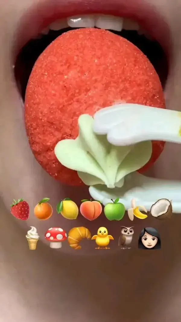 makan sesuai emoji:🍓🍊🍋🍑🍏🍌🥥🍦🍄🥐🐥🦉👩