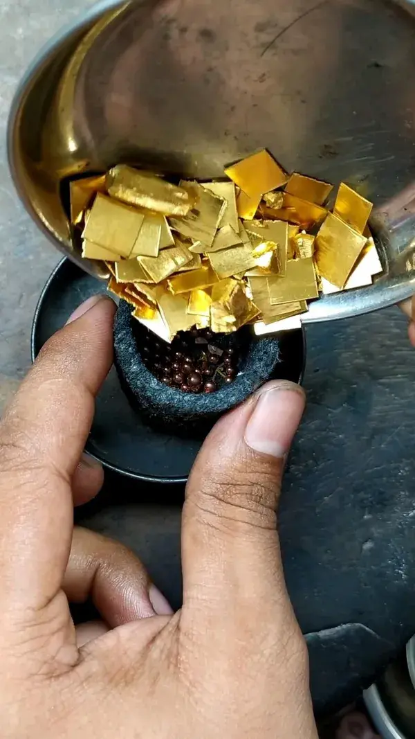 22KT gold melting  #goldmelting #jewellerywork #melting #hallmarkjewellery #Goldtips