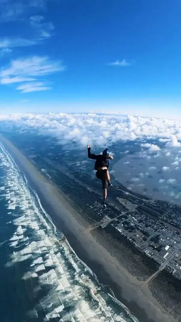 Cloud surfing at Washington State. What would be your reaction if you looked up in the sky saw this?