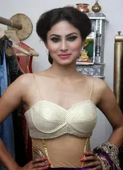 Who is Hot : Mouni Roy vs Rashami Desai ? Comment your choice below