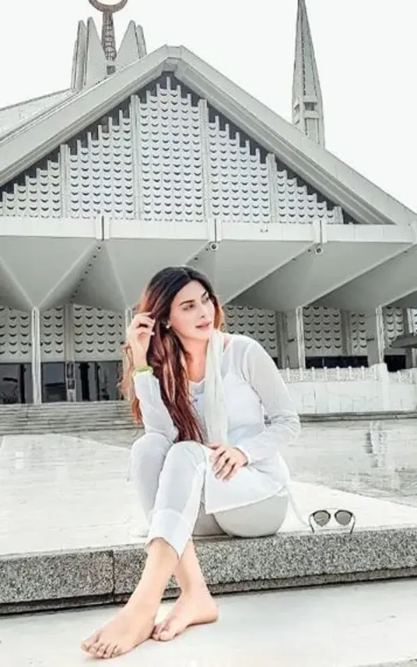 Eshal Fayyaz new Pics in Faisal Mosque