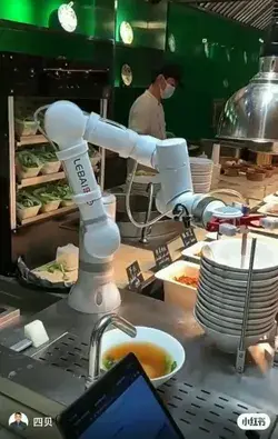 China’s #Lebai (#乐白) robots are now making Chinese noodle soups 🍜