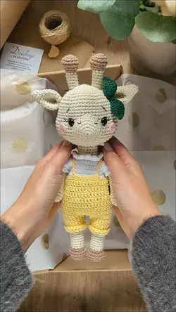 Gloria The Giraffe - Crochet Pattern @misispolka