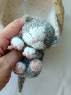 Knitting kitten.