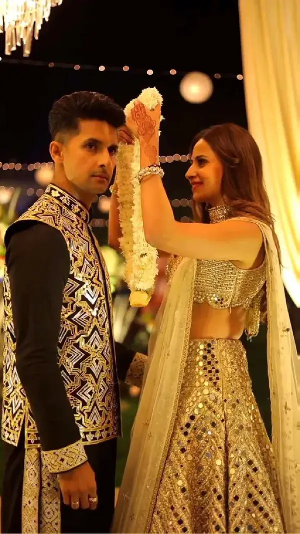 Sargun Mehta and Ravi Dubey giving us all Major Couple Goals.. ❤️