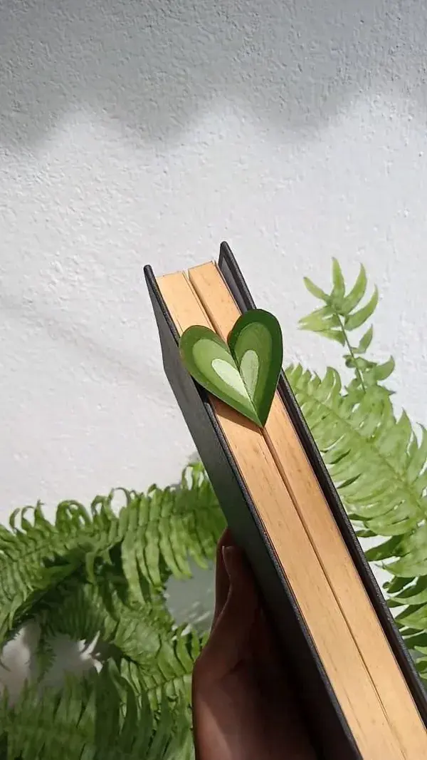 Easy DIY aesthetic bookmark🥺 #diy #booklovers #crafts