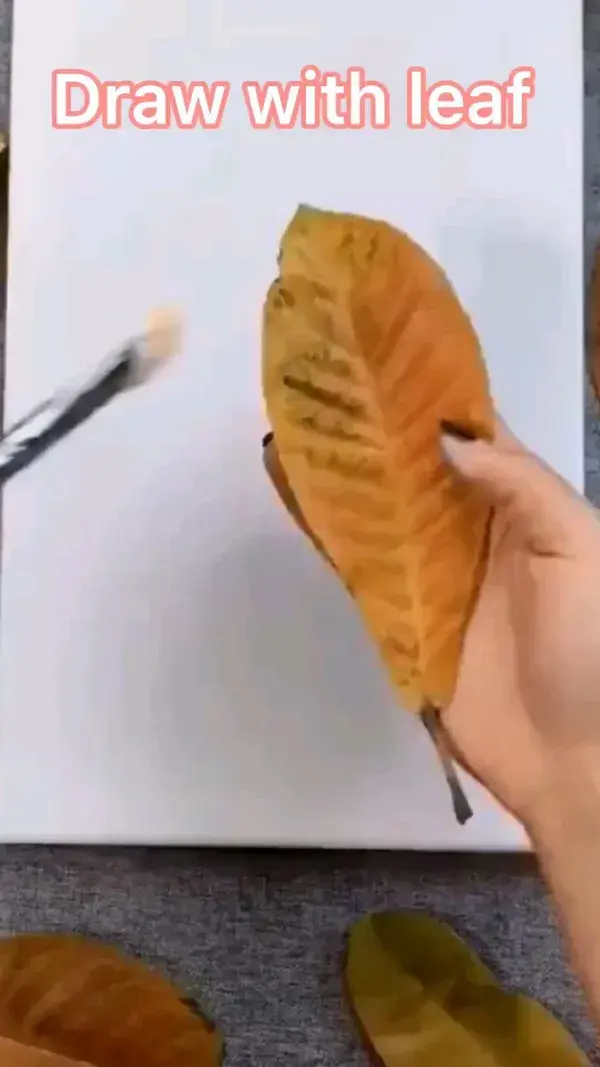 Draw with the leaves 😍