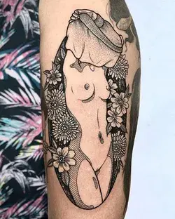 Tattoo estilo blackwork mujer y adornos florales