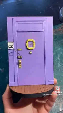 friends door diy