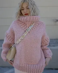 pink oversized sweater in total pink outfit for spring strolls