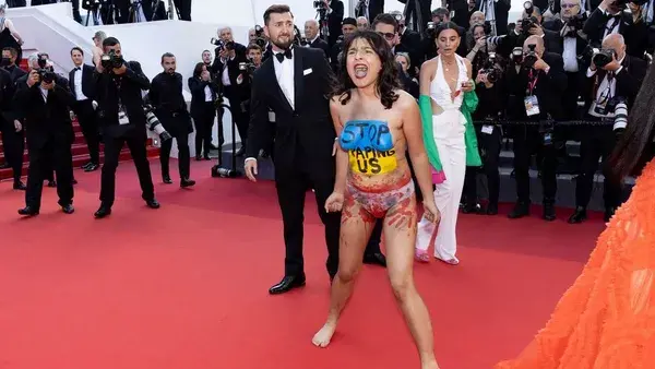 Panique à Cannes : une militante débarque nue sur le tapis rouge