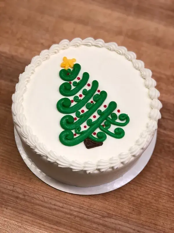 Deck the Halls and Your Dessert Table with Christmas Cake Inspiration