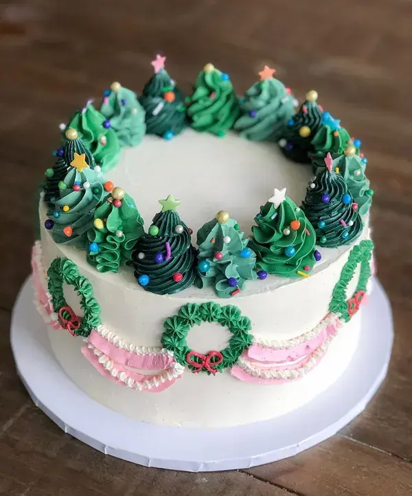 Modern Twists on Christmas Tree Cake Decorating
