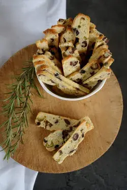 I biscotti salati alle olive e rosmarino - ricetta facile