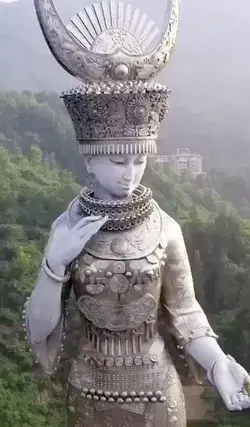A giant, silver statue of the Goddess of Beauty ,Yang’asha