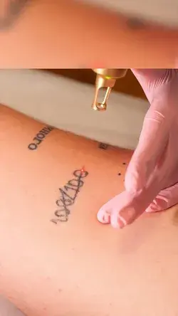 Mod 1 VEJA DE PERTO O PROCESSO DE UMA TATUAGEM. TATUADOR COBRE MARCAS DE ESTRIA E MUITO MAIS!