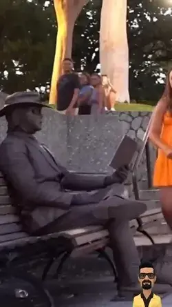 Statue prank. Girls. Bench in the park. Pranked.