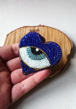 Evil eye brooch, heart brooch with eye, blue heart, sparkling accessories, broszka z okiem proroka