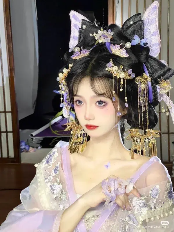 Beautiful Chinese Girl in Purple Hanfu