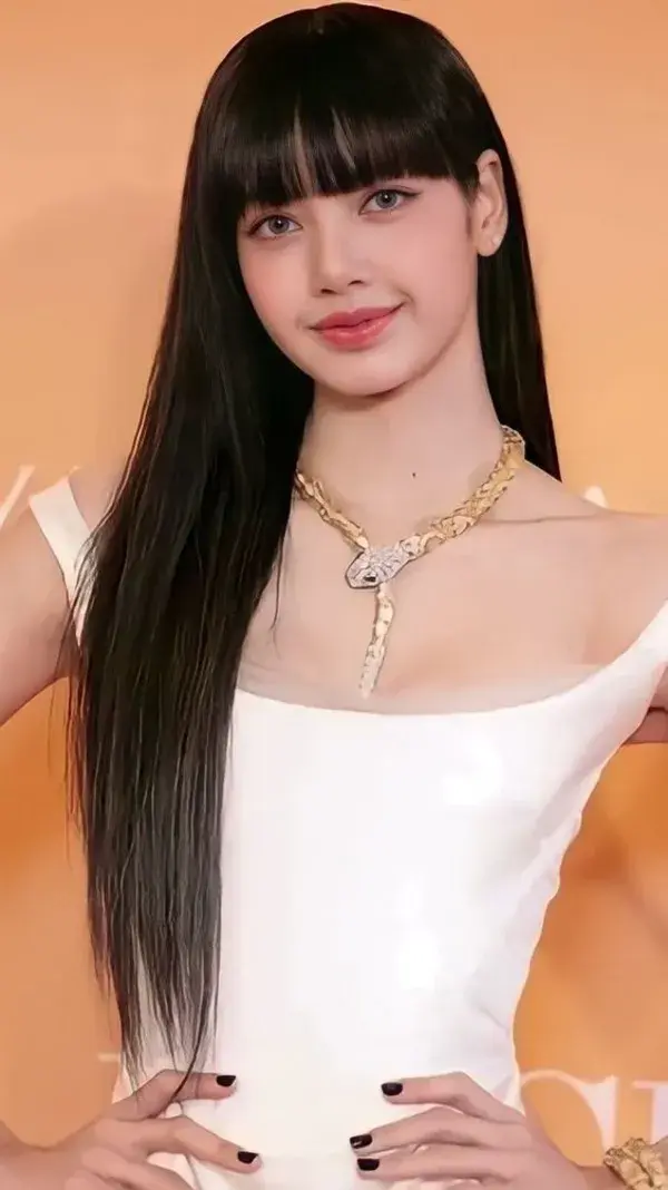 Captivating Beauty : Lisa Blackpink