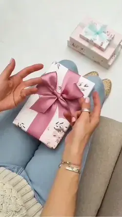 HOW TO WRAP CHRISTMAS GIFTS