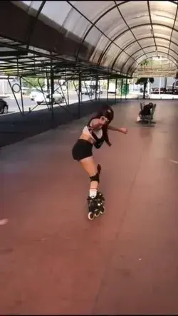 Roller girl Красивая девушка на роликах