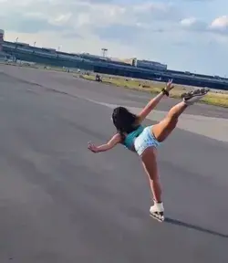 Roller girl Красивая девушка на роликах