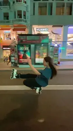 Roller girl on the street Красивая девушка на роликах по городу