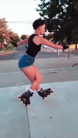 Roller girl Красивая девушка на роликах