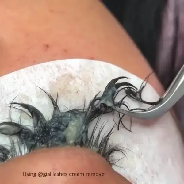 LASH EXTENSIONS REMOVAL