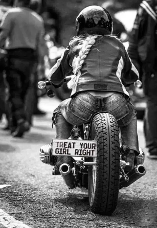 girlsonmotorcylesnotpinups.tumblr.com