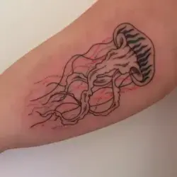 Tatuaje de Medusa con tintas que brillan en la oscuridad por Tukoi Oya