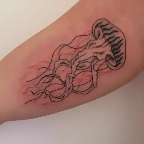 Tatuaje de Medusa con tintas que brillan en la oscuridad por Tukoi Oya