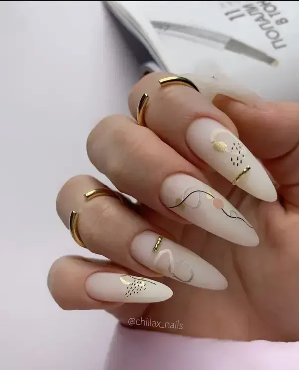15 Stunning Gold Nail Inspo To Copy For Your Next Manicure