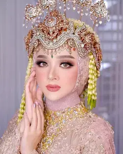 Modern Hijab Wedding Dress Inspiration with Traditional Traditional Clothing